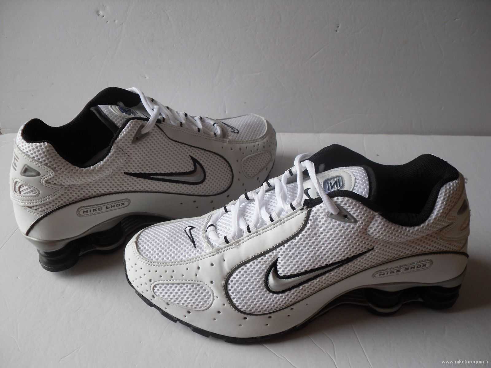 blanc et noir Nike Shox R4 baskets (2).JPG